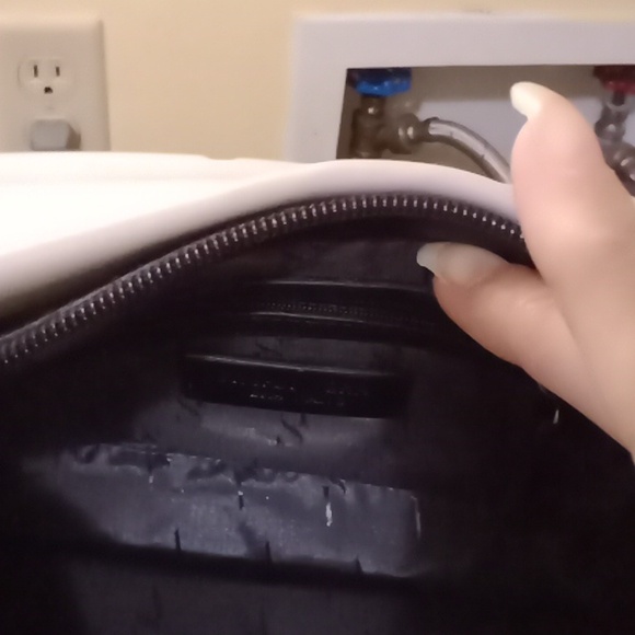 Simply Vera Vera Wang purse with a beautiful design - Picture 2 of 4